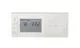 Weißer Danfoss Raumthermostat mit digitalem Display, zeigt Temperatur (22 °C) und Uhrzeit (14:27, Mittwoch) an. Steuerungselemente auf der rechten Seite.
